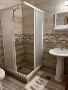 un baño con ducha y lavabo en Apartmani Goran i Jelena Zec, en Budva