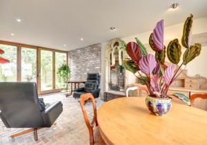 una sala de estar con una mesa con una planta en Cherry Tree House, en Helmsley