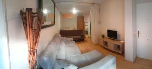 Televízia a/alebo spoločenská miestnosť v ubytovaní Beachfront Calahonda apartment