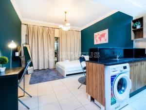 Kuchyň nebo kuchyňský kout v ubytování Canal View Studio - Burj Al Najoom-L15 - Near Dubai Mall