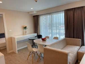 ein Wohnzimmer mit einer Couch und einem Tisch und Stühlen in der Unterkunft SEVEN SEAS CONDO RESORT in Jomtien Beach + 56 Fotos