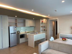 eine Küche mit einer Couch und einem Tisch in einem Zimmer in der Unterkunft SEVEN SEAS CONDO RESORT in Jomtien Beach