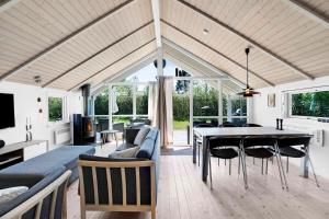 - un salon avec un canapé et une table dans l'établissement Beautiful Holiday Home In North Zealand, à Tikøb