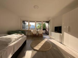 1 dormitorio con 1 cama y 1 mesa con sillas en FeWo in ruhiger Aussichtslage, en Bad Liebenzell