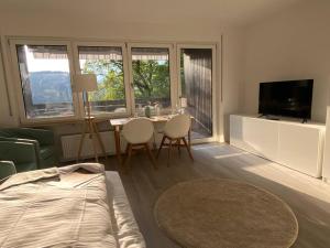 sala de estar con cama y mesa con sillas en FeWo in ruhiger Aussichtslage, en Bad Liebenzell