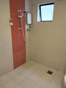 A bathroom at Gohtong Jaya Surewin Hotel
