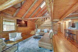 un soggiorno con pareti in legno e soffitti in legno di Modern Fairland Log Cabin with Lake Access! a Fairland