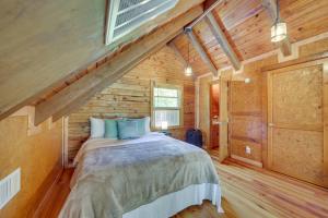 Säng eller sängar i ett rum på Modern Fairland Log Cabin with Lake Access!