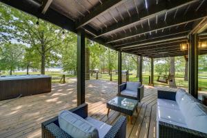 patio con divani e sedie su una terrazza in legno di Modern Fairland Log Cabin with Lake Access! a Fairland