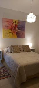 フォルモーサにあるLa Casa de Mirnaのベッドルーム1室(壁に絵画が描かれたベッド1台付)