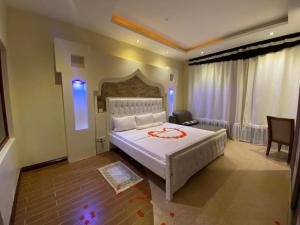 1 dormitorio con 1 cama blanca grande en una habitación en Lux Suites Shanzu Beachfront Apartments, en Shanzu