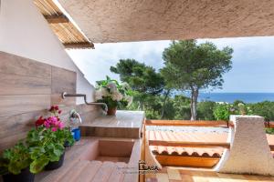 d'un balcon avec évier et vue sur l'océan. dans l'établissement Apartments Casa Vacanze Porto Pino, à Porto Pino