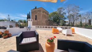 un patio avec des canapés et des chaises sur un toit dans l'établissement Happen!ng, à Faro