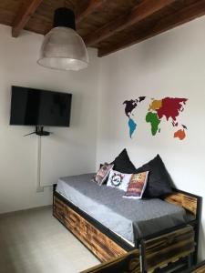 1 dormitorio con 1 cama con un mapa mundial en la pared en Departamento Ameghino 2do piso en San Juan