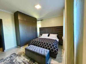 Säng eller sängar i ett rum på Premium One Bedroom Apartment Naalya.