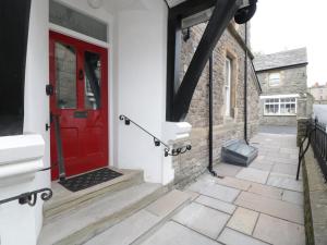 uma porta vermelha do lado de um edifício em Belle Vue em Hereford