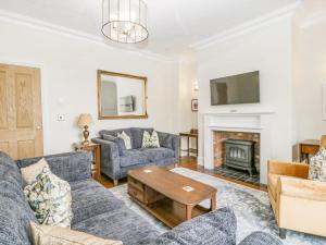 uma sala de estar com um sofá e uma lareira em Belle Vue em Hereford