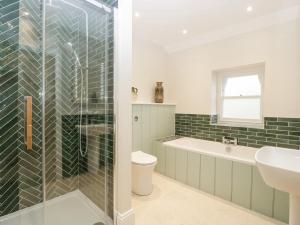 een badkamer met een douche, een wastafel en een toilet bij Belle Vue in Hereford