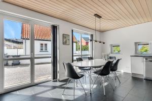 Fotografie z fotogalerie ubytování Beautiful Two-Storey, Central Holiday Home - Damgårdsvej 15A v destinaci Løkken