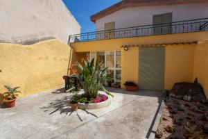 Casa amarilla con balcón y patio en Appartamento Irgoli - Sardegna, en Irgoli