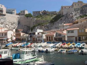 Um monte de barcos estão ancorados num porto. em Ibis Marseille Centre Prefecture em Marselha