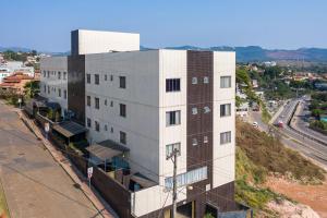 ein Gebäude auf einem Hügel mit einer Straße in der Unterkunft Ville de Montagne Hotel in Brumadinho