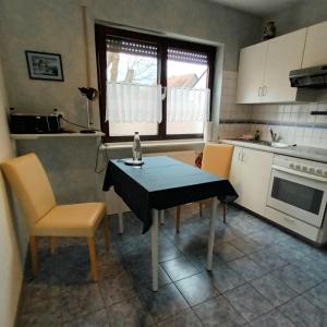 a kitchen with a table and chairs and a window at Büdingen-Ferienwohnung Bausch in Büdingen