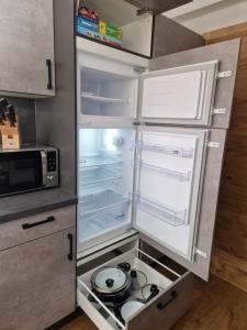 einem leeren Kühlschrank mit offener Tür in der Küche in der Unterkunft Apart Kreuzspitz in Vent