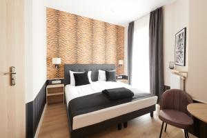 1 dormitorio con 1 cama, mesa y sillas en AR Apartamenty, en Poznan