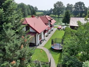 una vista aérea de una casa con patio en Agroturystyka w Dolinie Stawów, en Wąwolnica