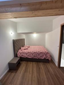 Schlafzimmer mit einem Bett und Holzboden in der Unterkunft Villa Scoubidou Antibes in Antibes
