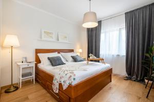 Un dormitorio con una cama grande y una ventana. en Villa Niente da Fare, en Šibenik 42 fotos más