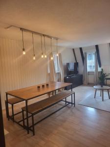 - un salon avec une table à manger et un banc dans l'établissement Stylish Apartment in the Heart of Zug by Airhome, à Zoug