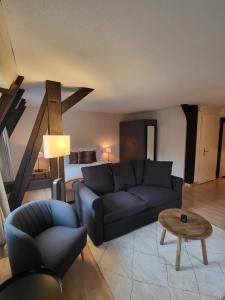 Posezení v ubytování Stylish Apartment in the Heart of Zug by Airhome