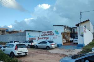 un gruppo di auto parcheggiate in un parcheggio di Pousada Aconchego a Salinópolis