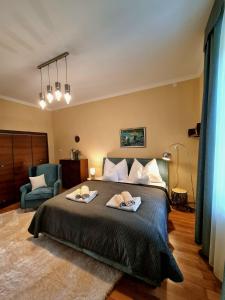 1 dormitorio con 1 cama con 2 toallas en Belvárosi BástyaVár Apartman en Gyula