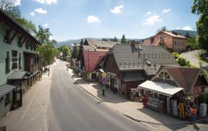 斯克拉斯卡波伦巴Apart-Invest Apartament Wiwi 2的小镇上街道的顶部景色