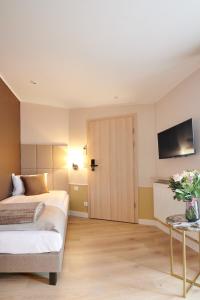 sypialnia z łóżkiem, telewizorem i stołem w obiekcie AR Apartamenty w Poznaniu