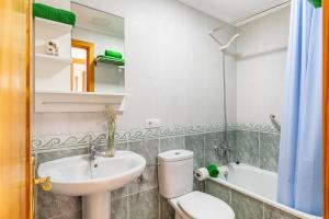 Un baño con lavabo, inodoro y bañera. en Ganivet Home, en Arrecife 17 fotos más