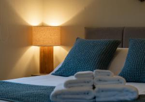 para ręczników siedząca na łóżku w obiekcie Button Cottage w mieście Bellerby