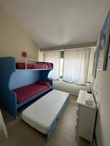 Cette petite chambre comprend 2 lits superposés et une table. dans l'établissement Villanueva Golf- Cozy 2 Bedrooms -Puerto Real, Cádiz, à Puerto Real