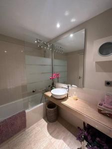 La salle de bains est pourvue d'un lavabo, d'une douche et d'un miroir. dans l'établissement Villanueva Golf- Cozy 2 Bedrooms -Puerto Real, Cádiz, à Puerto Real
