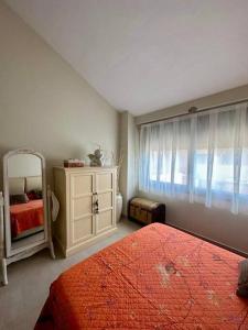 - une chambre avec un lit, un miroir et une fenêtre dans l'établissement Villanueva Golf- Cozy 2 Bedrooms -Puerto Real, Cádiz, à Puerto Real