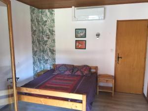 a bedroom with a wooden bed in a room at Appartement plain-pied vacances in Cazaubon