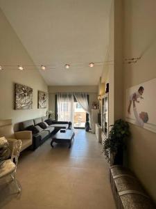 - un salon avec un canapé et une table dans l'établissement Villanueva Golf- Cozy 2 Bedrooms -Puerto Real, Cádiz, à Puerto Real