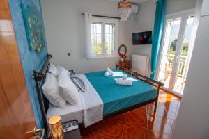 een slaapkamer met een bed met handdoeken erop bij SEA & OLIVES HOUSE in Lixouri