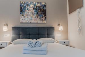 Postel nebo postele na pokoji v ubytování Elounda Helios Luxury Apartment with Rooftop Jacuzzi