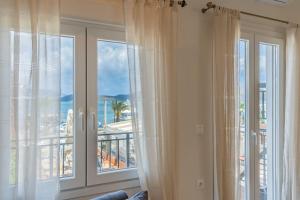 Balkón nebo terasa v ubytování Elounda Helios Luxury Apartment with Rooftop Jacuzzi