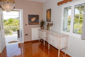 sala de estar con tocador de madera y ventana en SEA & OLIVES HOUSE, en Lixouri 39 fotos más