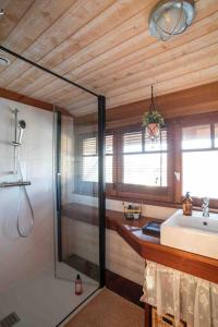 Ένα μπάνιο στο La cabane sous les pins +17 φωτογραφίες